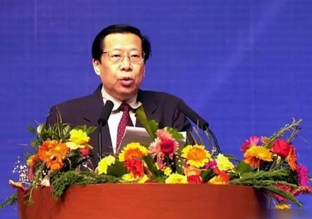 1993年年底，央视台长杨伟光没有向上面报告，尝试在《新闻联播》后加一个广告。广
