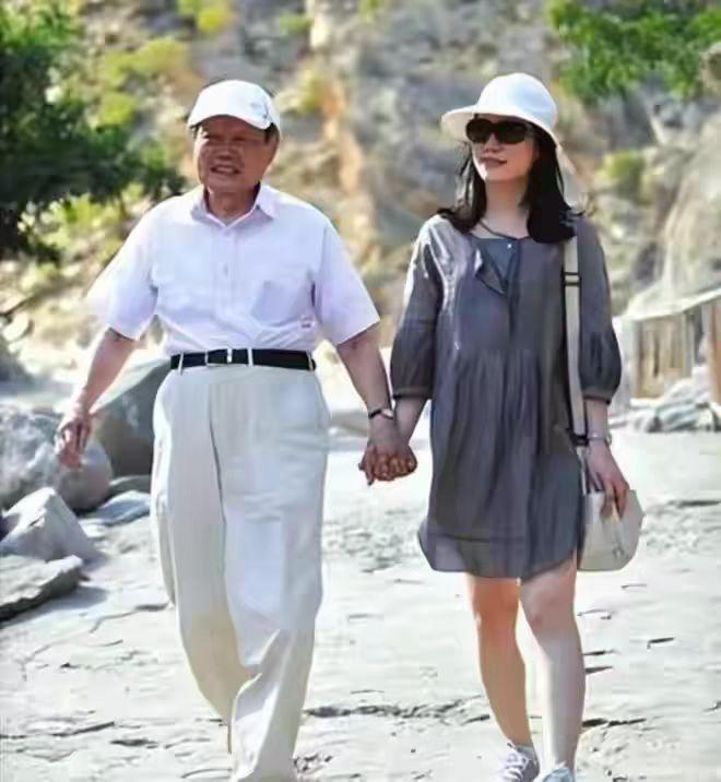24号就举行遗体告别仪式，杨振宁儿女致翁帆的一段话，看哭人！翁帆用二十余年证
