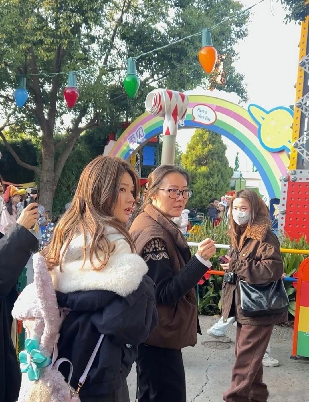 有网友近日在上海偶遇赵露思和曾黎，想不到这两位女明星，合作了几部剧关系变得这么好