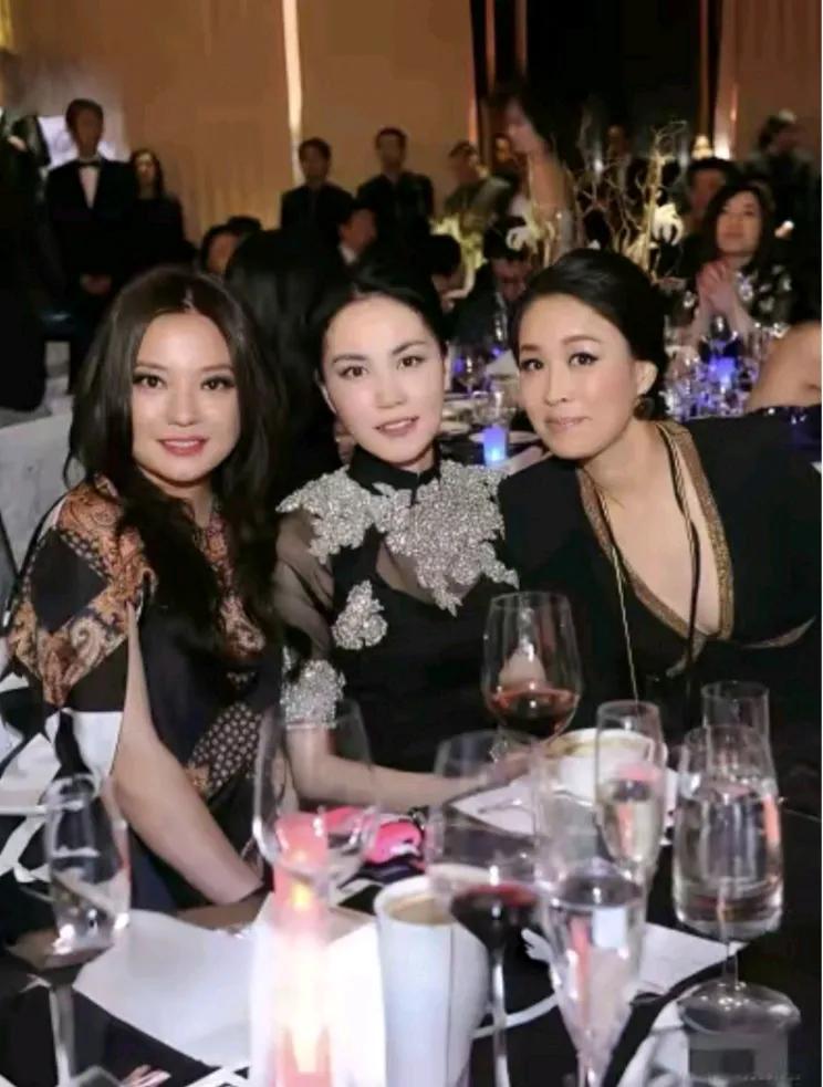一直觉得那英唱歌好听、身材好，但长相不是属于漂亮的那种。看了这张三位美女的合