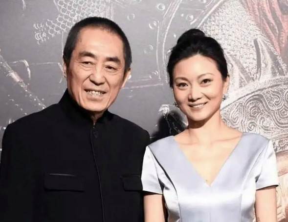 2014年，女演员何珺被张艺谋开除出剧组，于是她举报张艺谋超生，张艺谋被罚款74