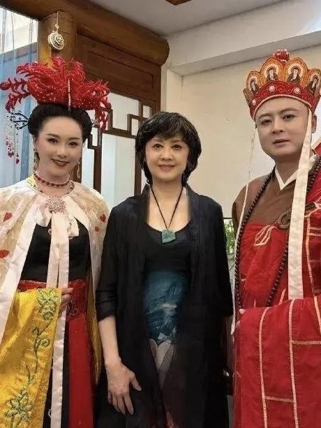73岁的朱琳，与景区唐僧、女儿国国王合影，真是岁月不败美人昔日的朱琳老师，美
