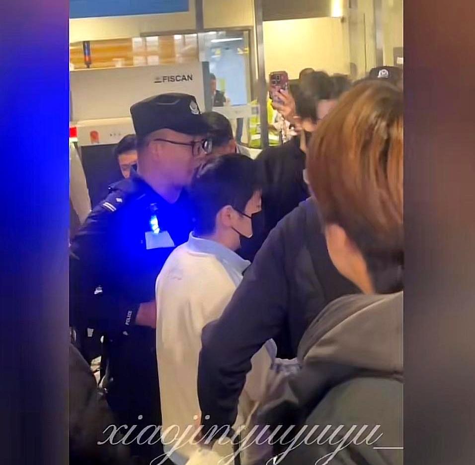 保安大哥拦住我朋友莎莎的哥哥，说只负责保护莎莎。结果他哥一脸严肃地跟保安说：