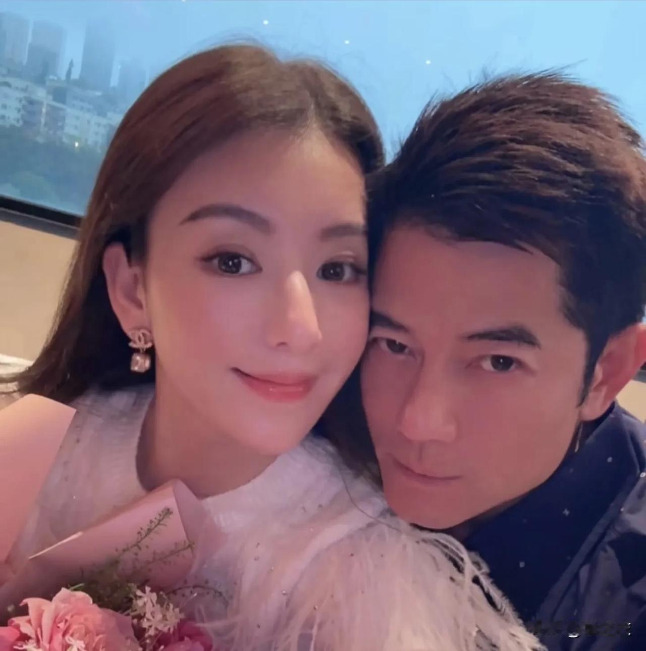 郭富城两个女儿的脸型中合了父母的脸型，因此偏向瓜子脸，而且这两个小女孩不像郭富城