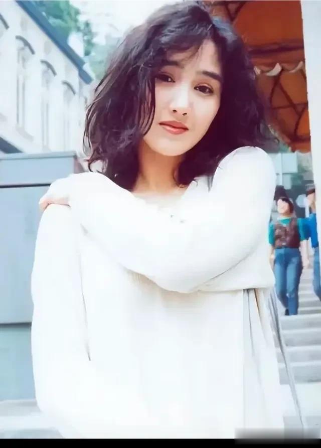 没想到女神也老了，看她年轻的时候多漂亮呀！1963年出生，马来西亚籍，应该是个