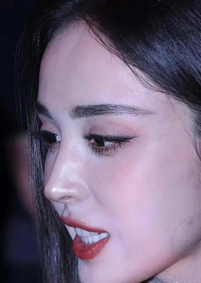 古力娜扎侧颜太美了