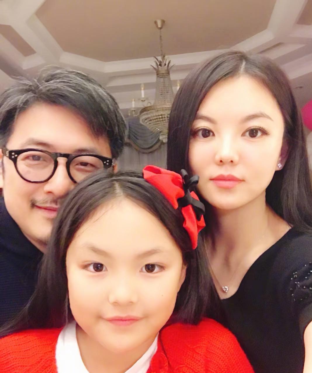 记得以前看李湘、王岳伦参加的一档减肥综艺，那时候李湘140斤，比王岳伦还瘦，
