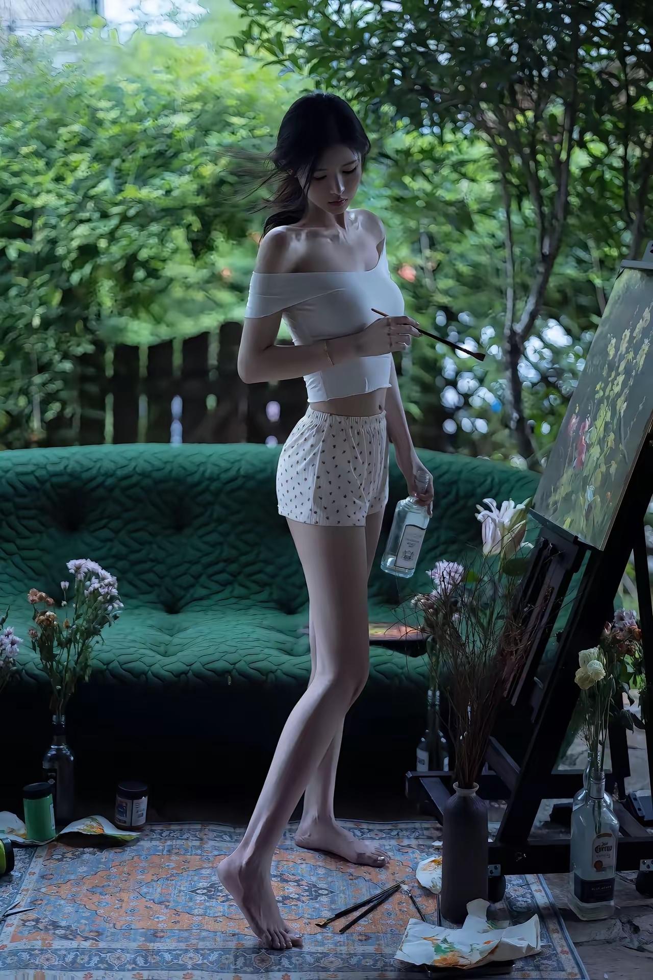 热爱艺术的美女画家