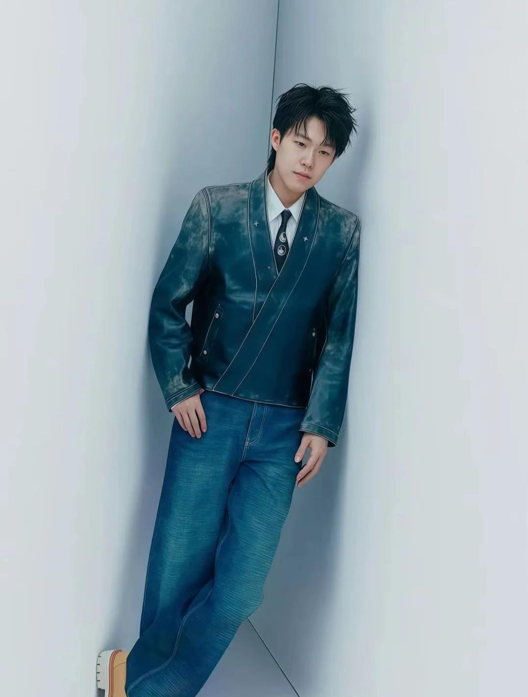 果然常刷常新，第一张是楚钦之前anotherman时杂志的照片虽然不知