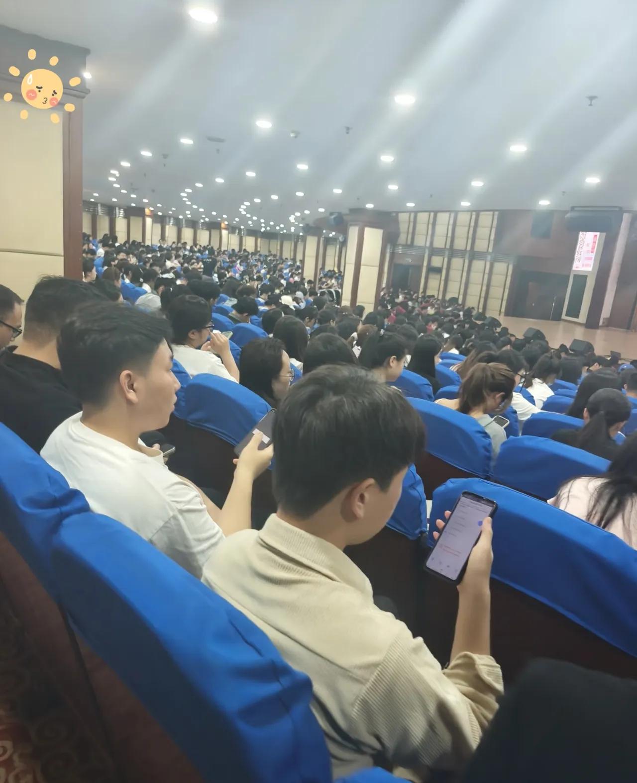 悬着的心，终于死了！各个行业都好卷啊！西南医院护士招聘，来的人很多，牛逼的人