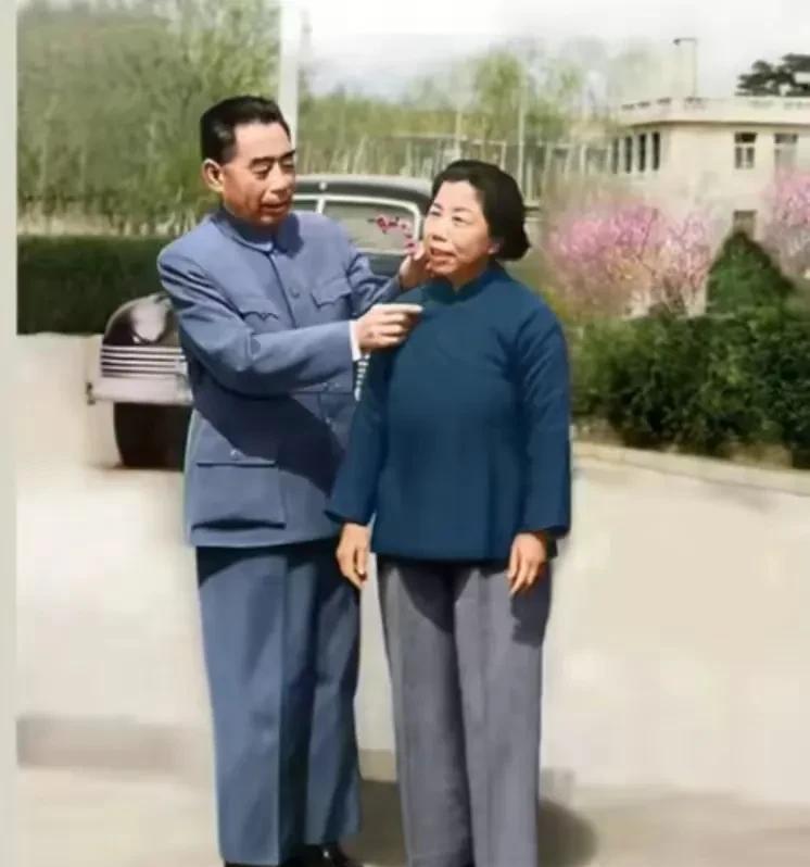 看到周总理和邓颖超的照片，心里瞬间就暖乎乎的。他们既是携手奋斗的革命伴侣，也是相