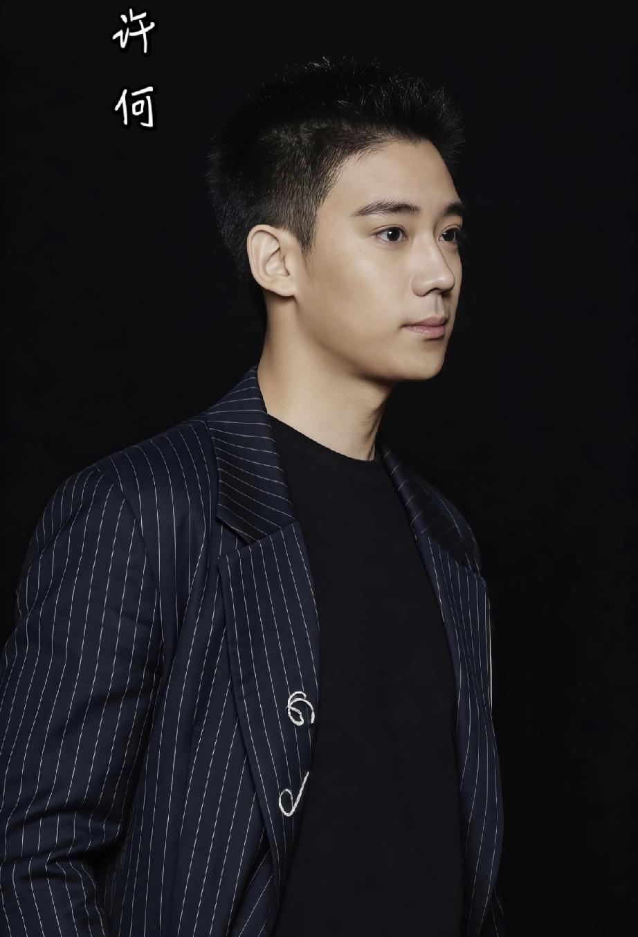 看到许何拍的许多照片，有人说没有一张是笑的。想想妈妈何晴这些年，不是在生病