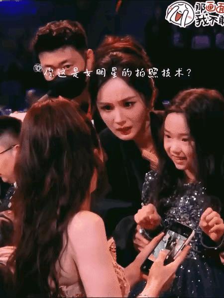 像不像拍照的你？照完赶紧看看美不美，如果照的不好坚决不能流出去，赶紧删了。从杨