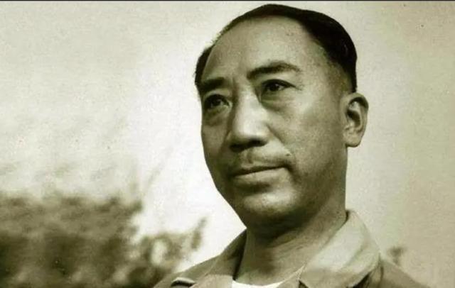 1941年，重庆，夏末的夜晚，戴笠的办公室内，沉寂的空气被突如其来的声音打破。周