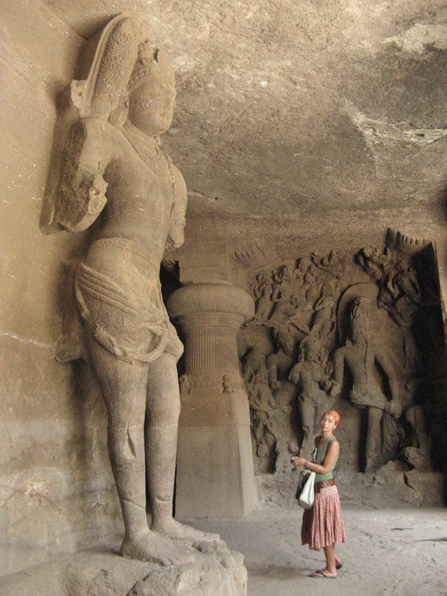 这是孟买附近象岛石窟一座约1500年前的巨型石刻寺庙守护神像，高达数米，采用三屈
