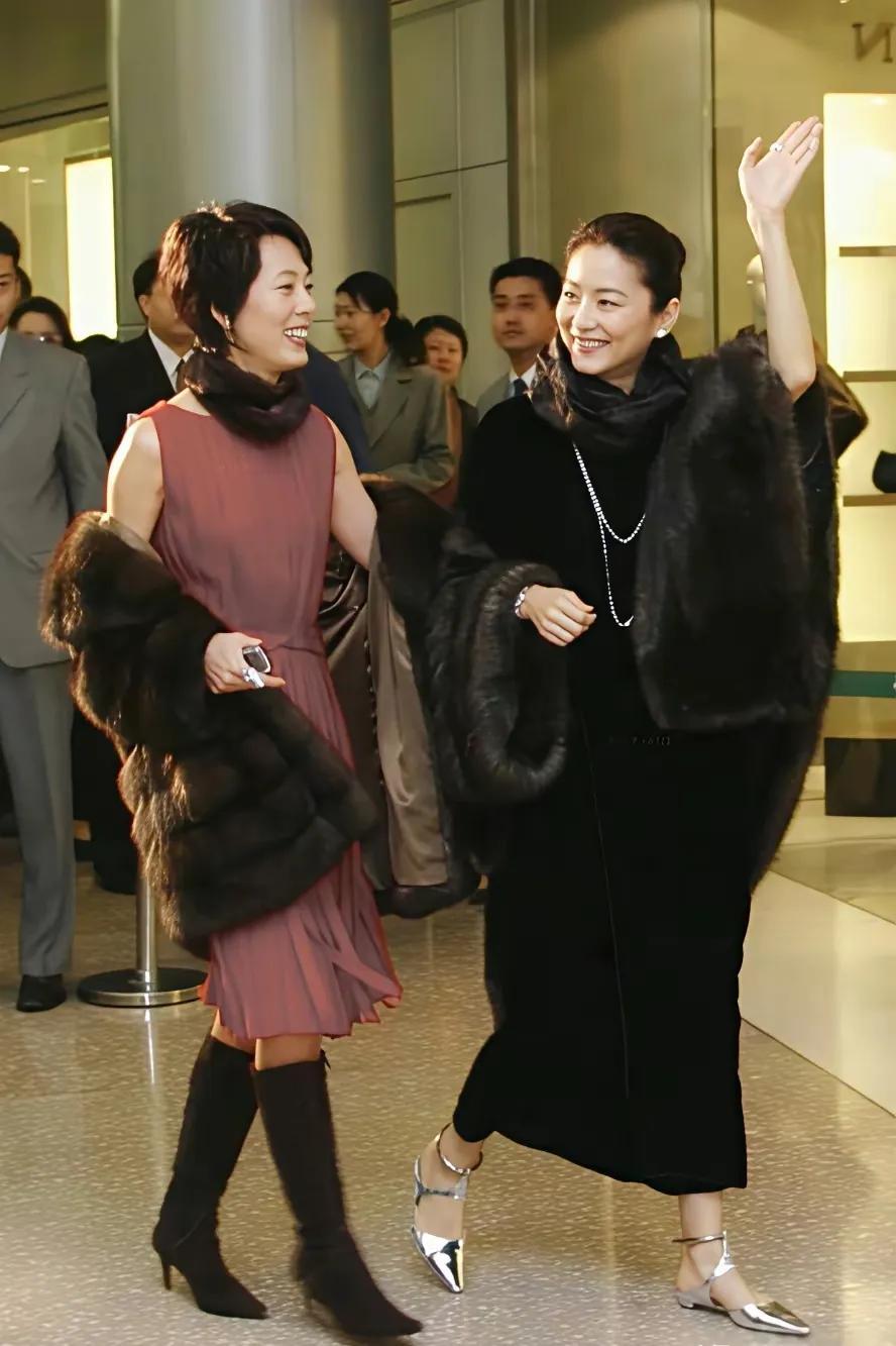 2003年，48岁的林青霞在上海出席活动时，那美丽瞬间至今让人难忘。她身着皮草貂