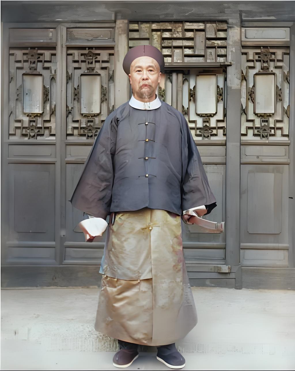 在这张照片里，是清末会办海军事务大臣李鸿章，他头戴一顶传统的清代官帽，帽檐之下，