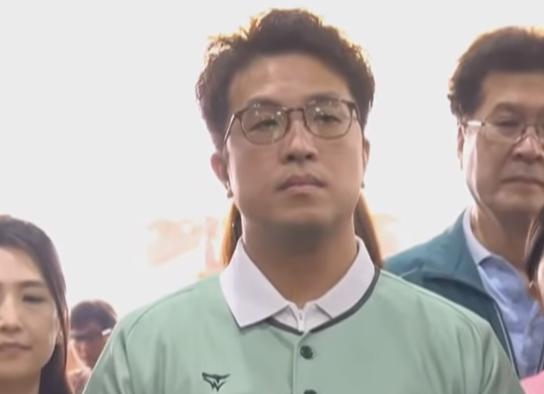 “台独”顽固分子沈伯洋今早脑袋不清醒了，他居然想要国民党主席郑丽文帮他助选！根据