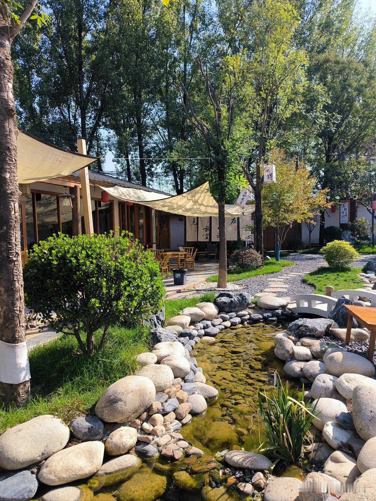 农村没儿子家庭是啥样？我一堂叔连生了三个女儿，由于计划生育，二女儿给了孩子大