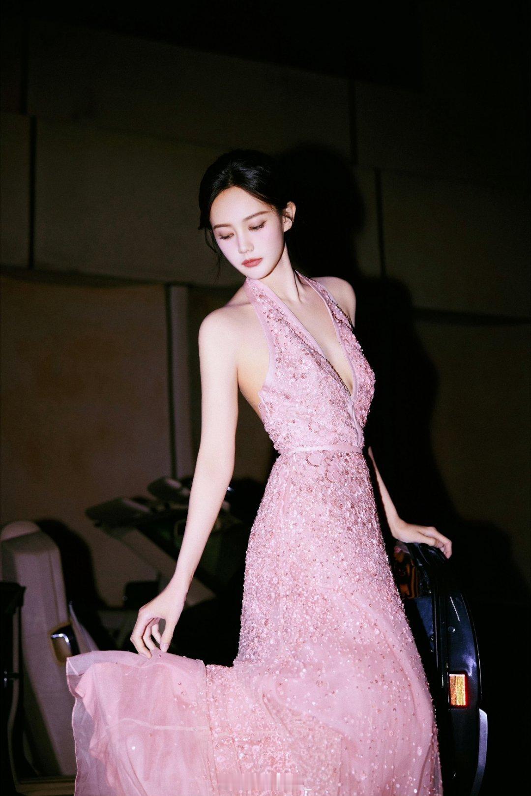 哇！又能看到新鲜美萌的李一桐啦！尖叫之夜红毯+舞台妆造预定热搜，姐姐这次准备鲨谁