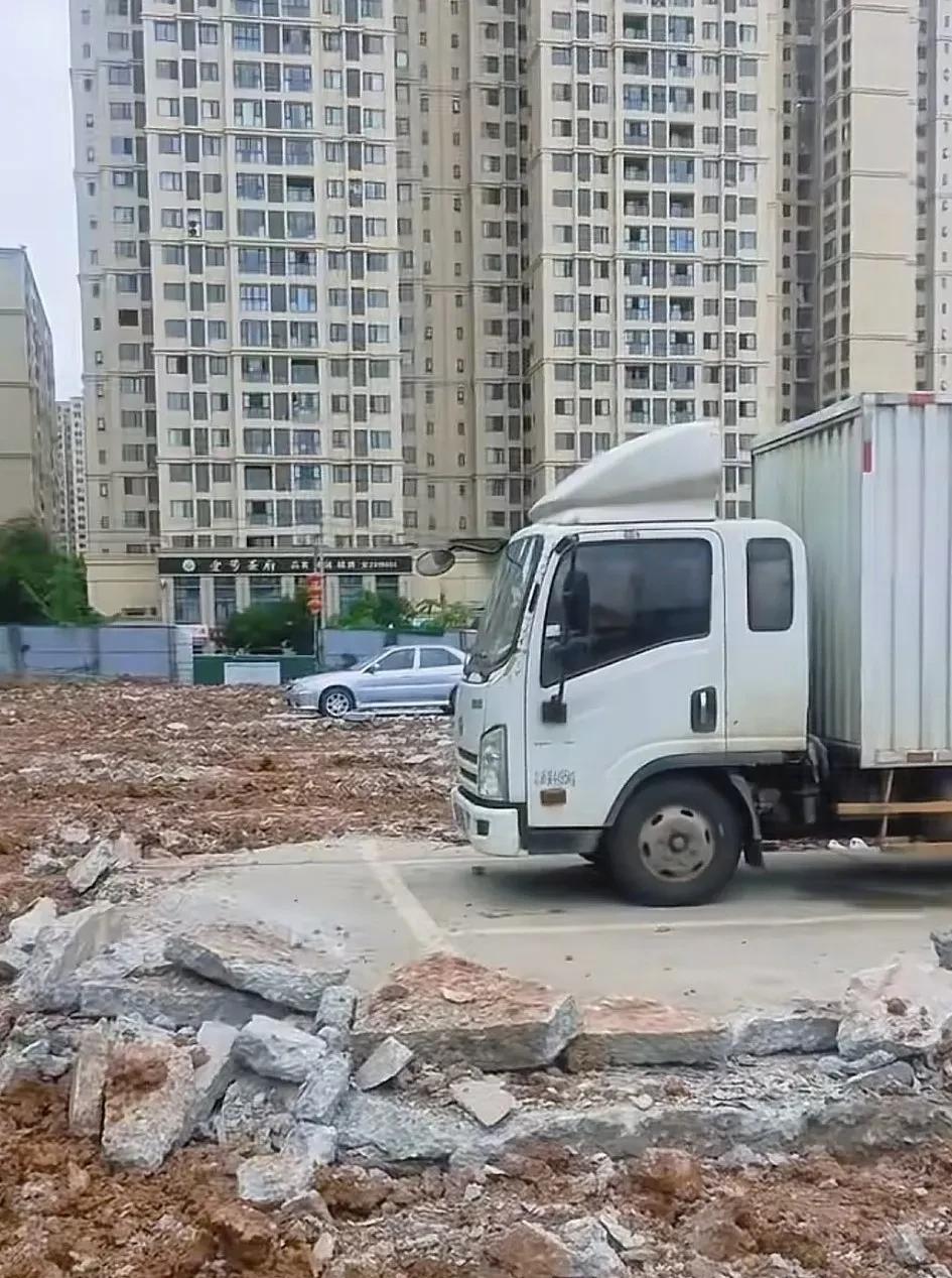 停车场拆迁，两车司机联系不上，周围全被拆了。近日，四川成都，中环一号对面，有一