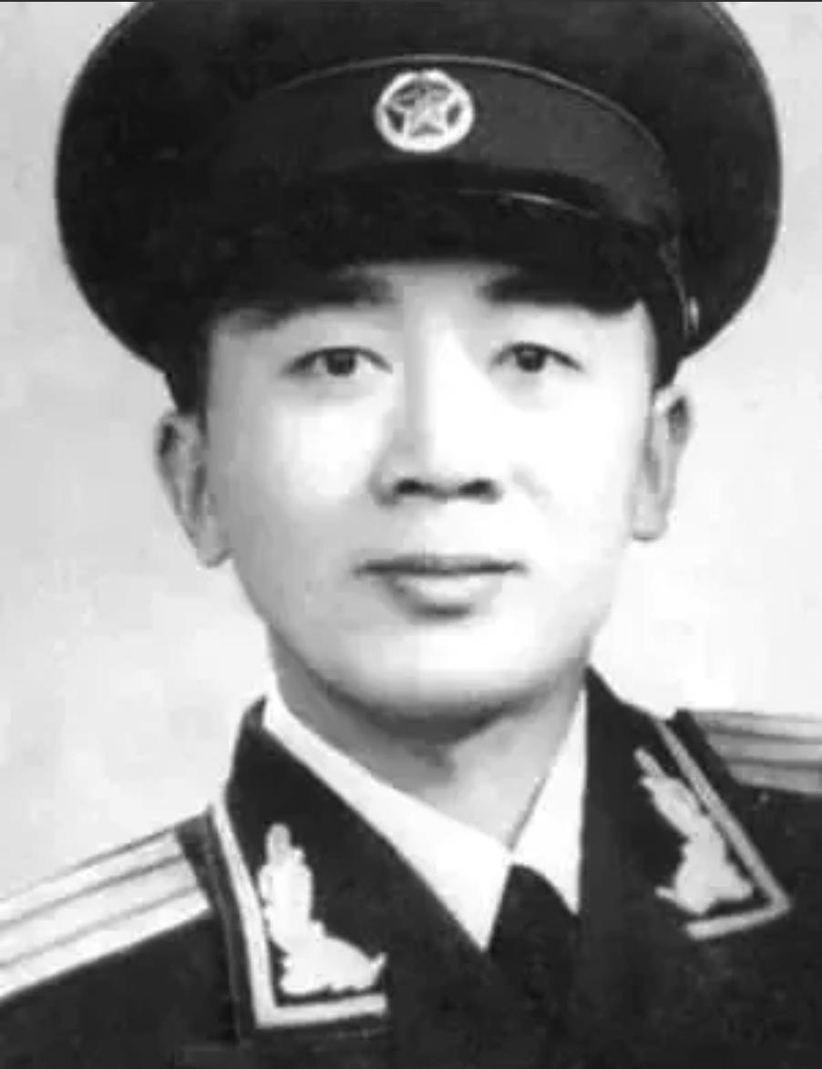 1942年，新四军电报科长叛变投敌。他把粟裕、谭震林的开会地点、行动路线，偷偷发