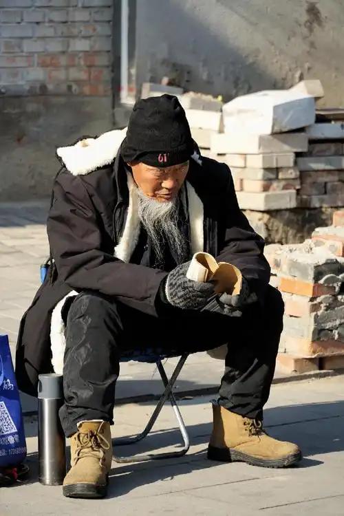 当你老了，躺床上需要人伺候的时候，你就知道了：1、第一个人、孙子，不会。2、