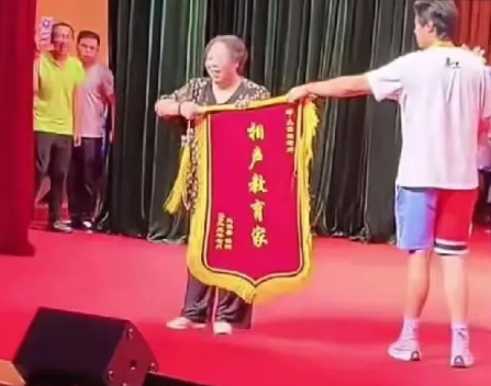 很遗憾，曹云金缺席金粉嘉年华线下联谊会！7月20日金粉嘉年华联谊会办了，当天下