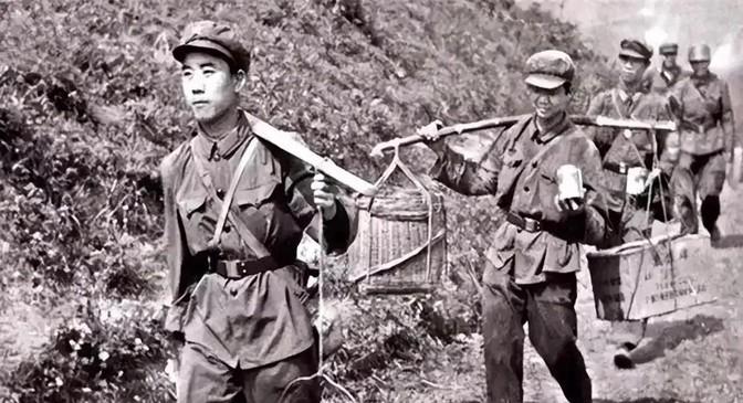 1979年，炊事员陶洪礼给前线送饭，路上，他遇到一个越军哨所，因嫌哨所碍事，他对