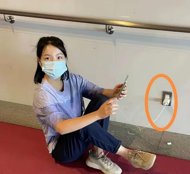 中国人在日本新干线大厅的插座上给手机充电，日本人在社交媒体上大声控诉“中国人偷电