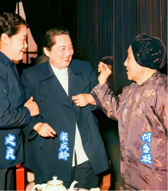 1960年人大会议上的这一幕，太逗了！何香凝俏皮比出小手势，宋庆龄笑着连连躲闪，