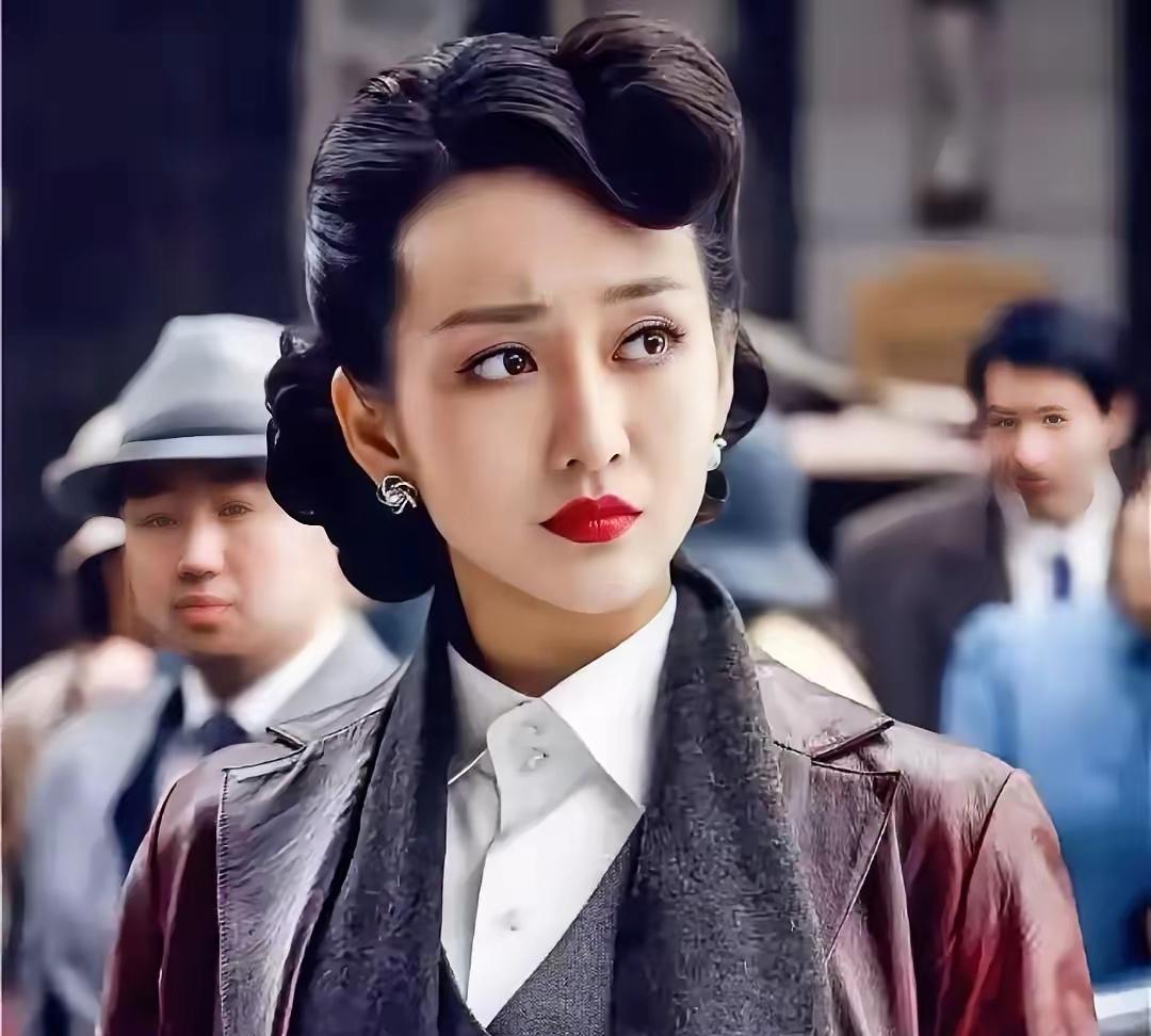 追剧《沉默的荣耀》，看了隆妮饰演的黎晴，不由想起《伪装者》里王鸥饰演的汪曼春。
