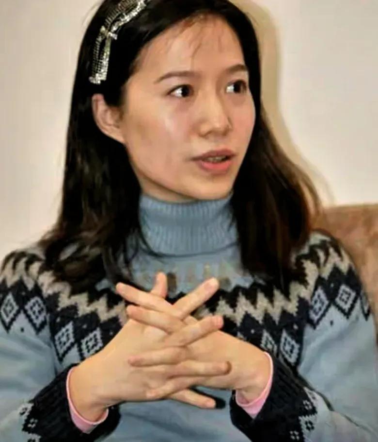 翁帆这波低调操作，真的让人肃然起敬！杨振宁先生离去后，49岁的她踩着35元帆