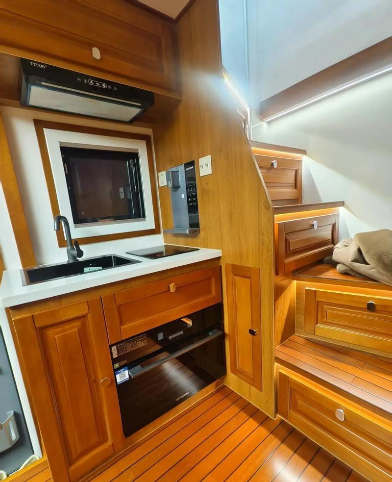 90岁老人，自驾23年游历全国！近日一对老人成为了“网红”。90岁内蒙古老