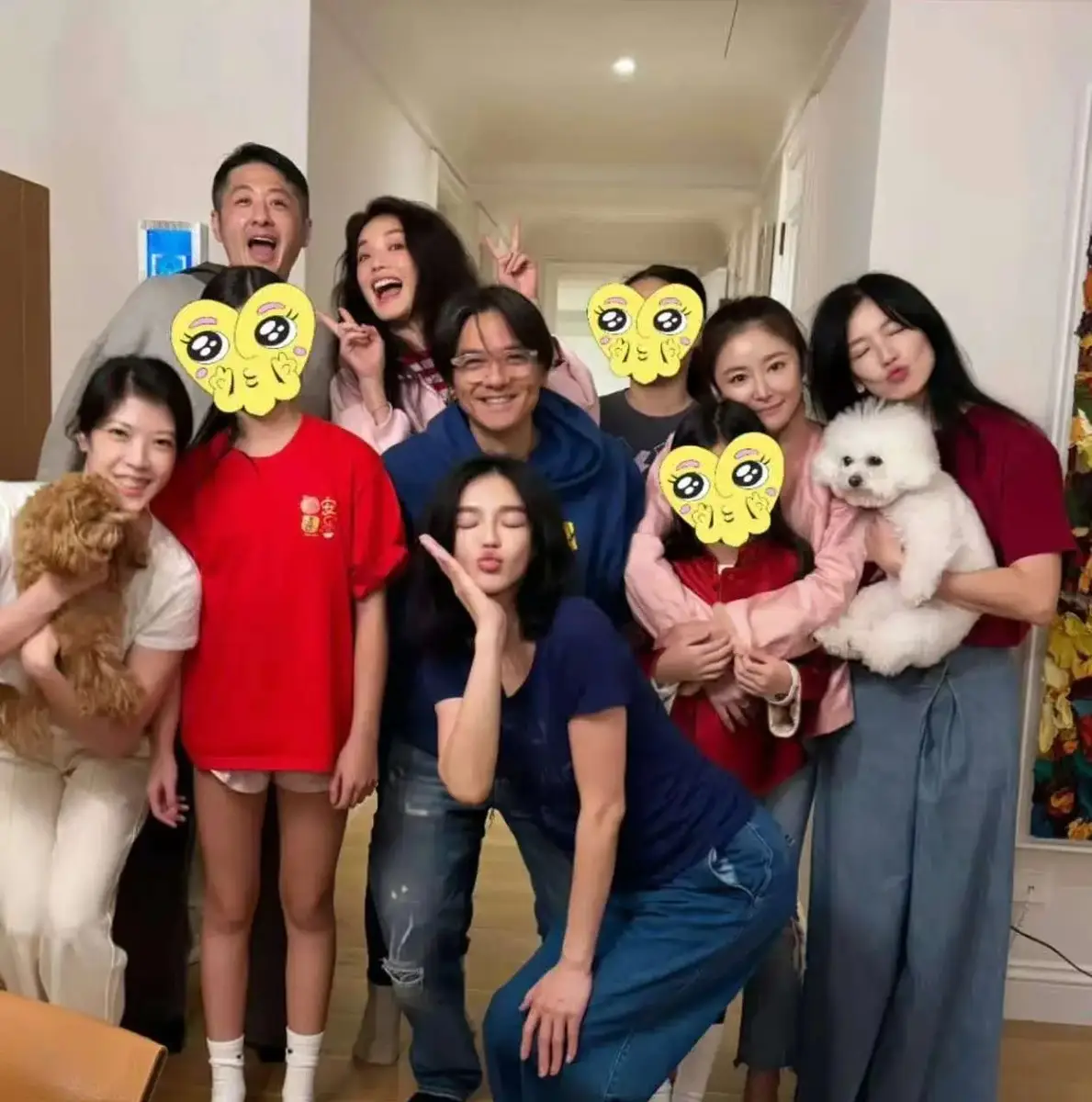 林心如带女儿参加聚会温馨有爱9岁小海豚亭亭玉立身高已到妈妈肩膀