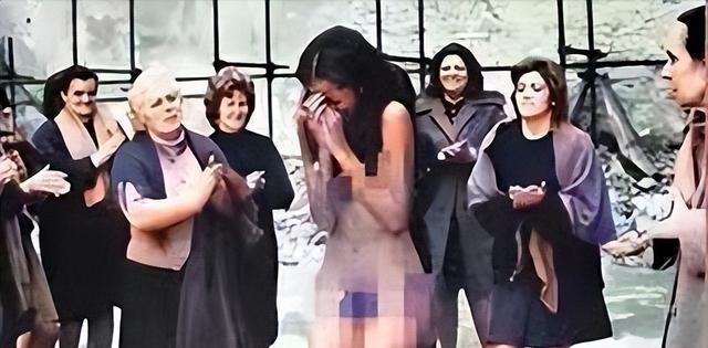 1945年，法国巴黎，这位名叫伊娃的女人，衣服被人扒了下来，丰腴的身体没有任何遮