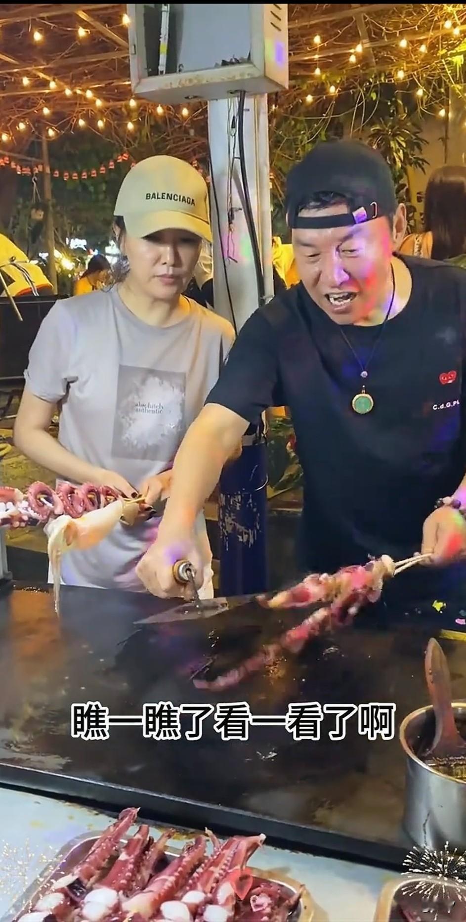 街头突然遇到了豪哥，就是电视剧里面抢银行的豪哥，他居然和媳妇儿在烤羊肉串，