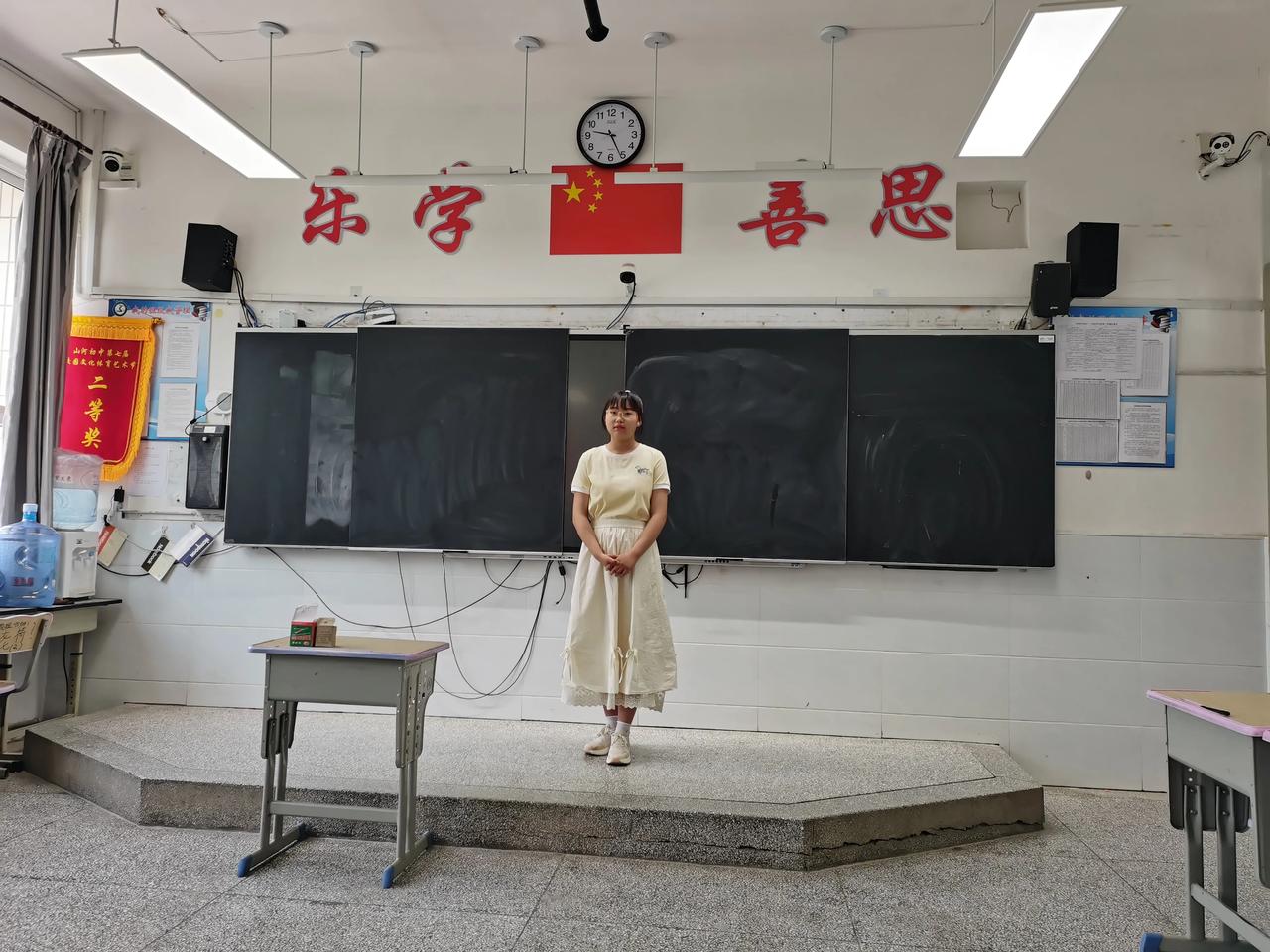 三十一年前，我从中等师范学校毕业了，分配到了一所乡村中学任教。和我分配在同一所学