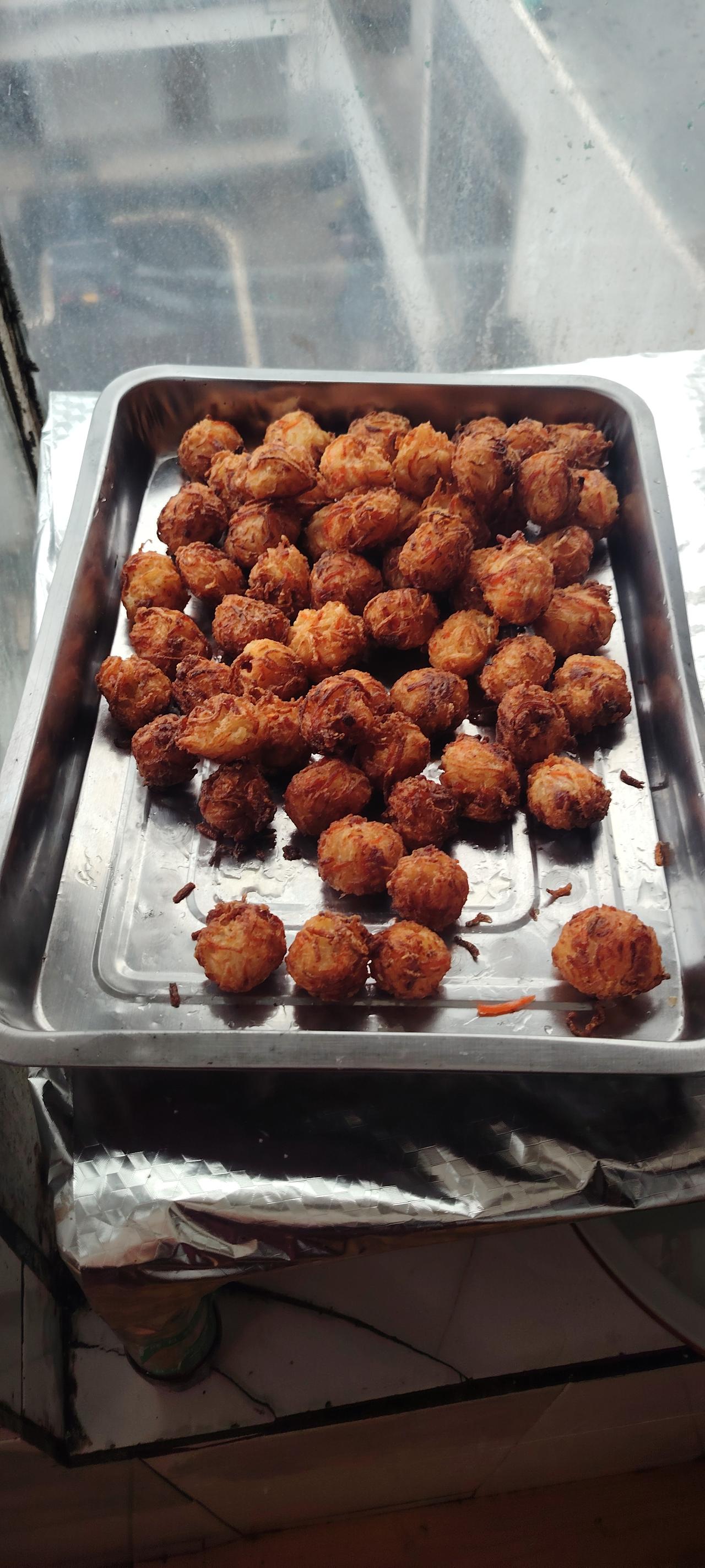 谁会炸萝卜丸子？初四第一次炸萝卜丸，腌过萝卜丝后，直接拧干水份，混入炒好的五花肉