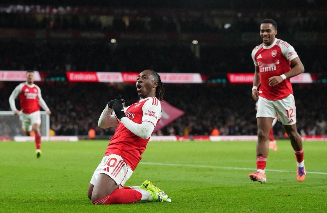 埃泽帽子戏法闪耀北伦敦德比，阿森纳4-1完胜托特纳姆热刺，继续领跑英超积分榜！里