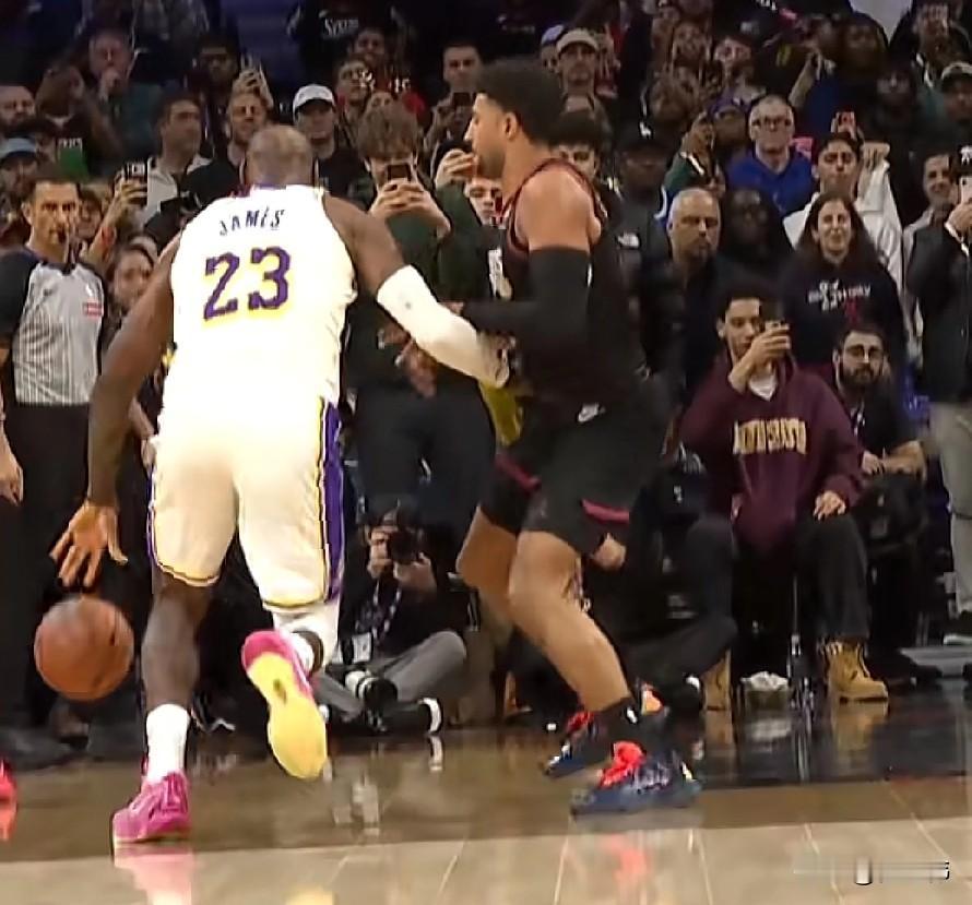 打服对手！格兰姆斯谈防守詹姆斯：“很难，真的很难。”“我已经拼尽全力去防