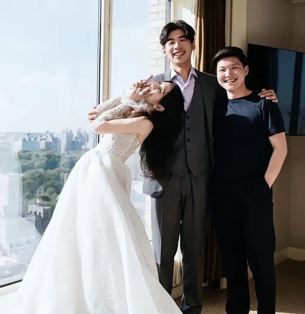 何超盈老公辛奇隆和母女俩不太亲昵，也不太自在。可能长期不在一起生活。明显不如和朋