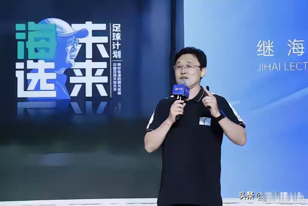 韦世豪估计现在想骂人，因为嗨球少年离队风波当年韦世豪的离队事情又被大家拉出来谈了