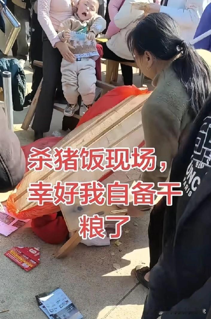 丰城免费刨猪宴变闹剧！吃不上就掀桌抢菜老板善心喂了“白眼狼”？江西丰城老