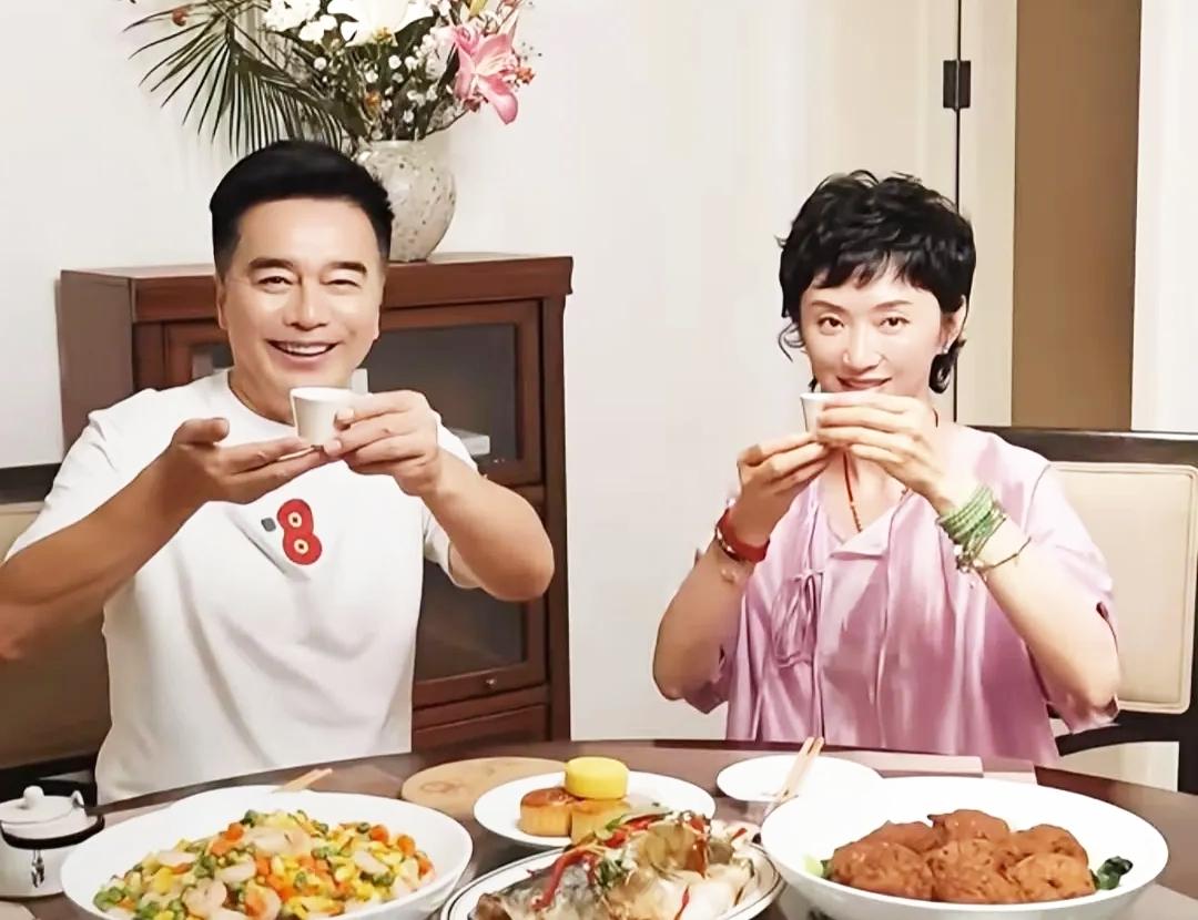 许亚军不在社交平台悼念何晴，其实原因很简单不是因为他没感情，而是因为现在的他