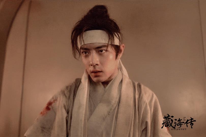 郑晓龙作为知名导演，其作品中对角色细节的处理常引发观众讨论。这一细节最早可追溯