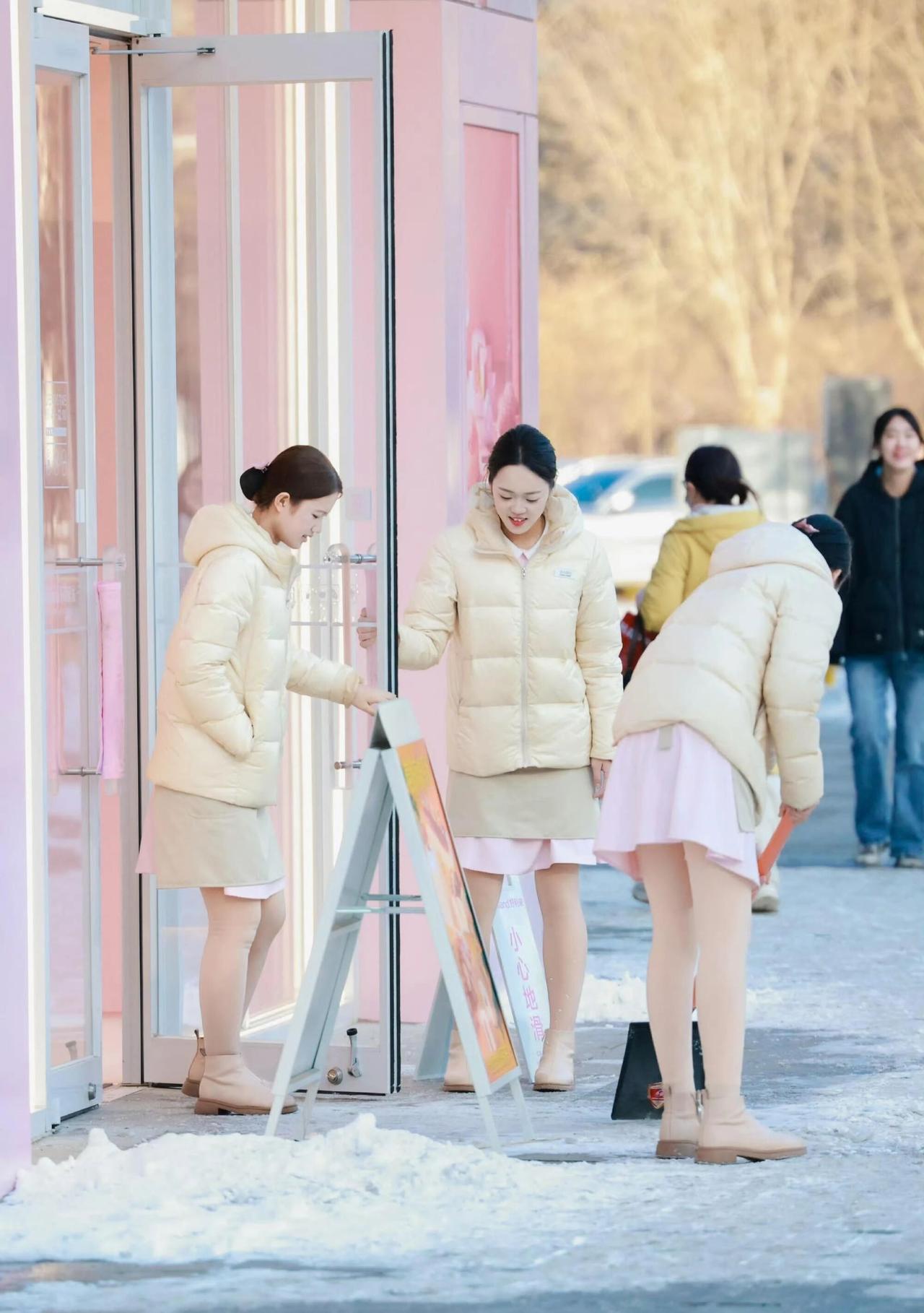 “好利来”的服务员，真的堪比空姐，颜值太高了。