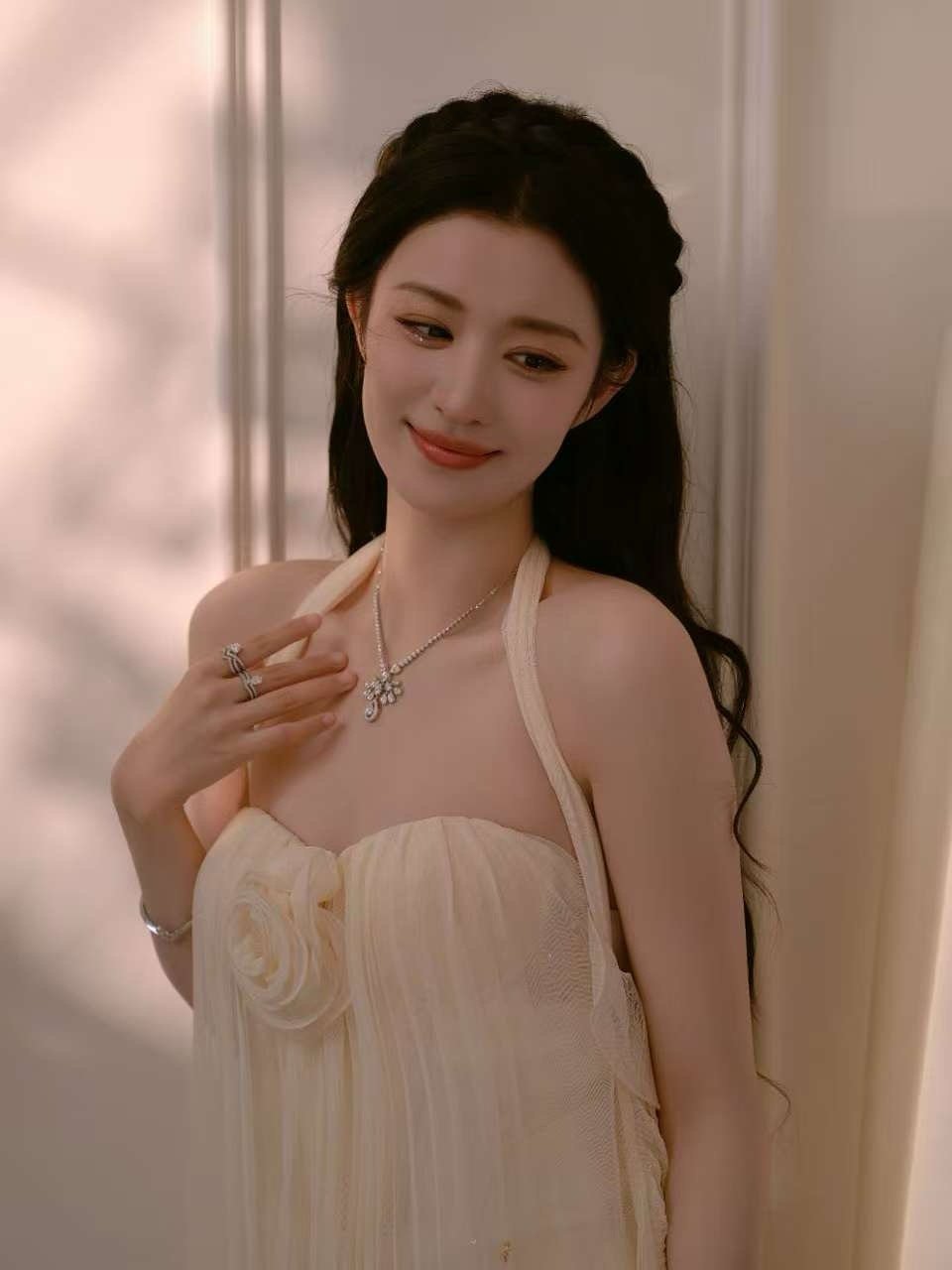 王楚然淡黄长裙温柔具象化这真的是美成神了！淡黄长裙衬得楚然肤白胜雪，气质清冷