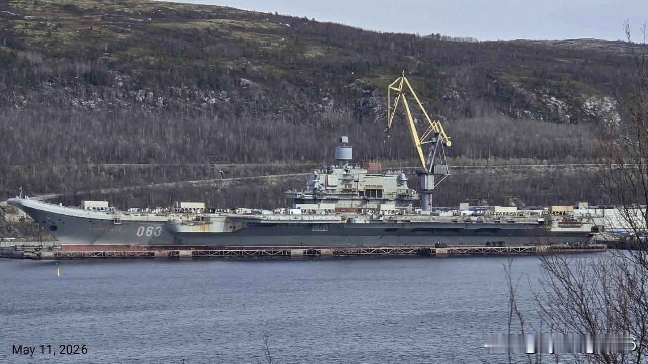 🇷🇺五月份拍摄的张照片显示，重型航空母舰“库兹涅佐夫海军上将”号（11435