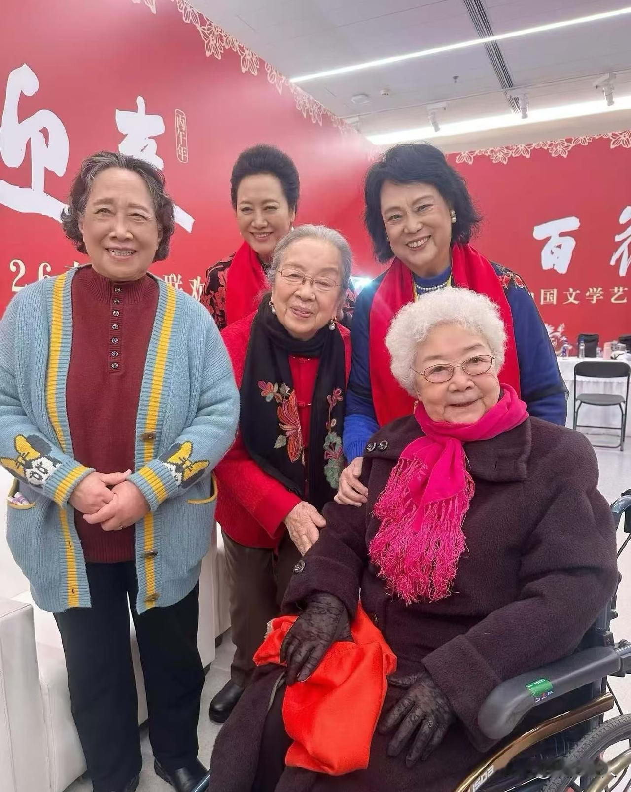 看看这张合影！田华老师后面站着的记不清是邓玉华老师、刘长瑜了？这些老艺术家们